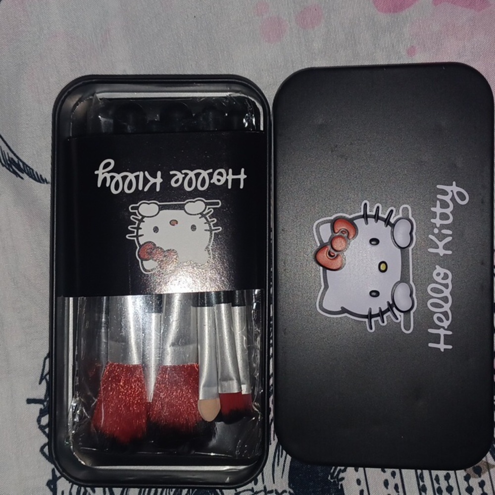 Nwot hello kitty brush set